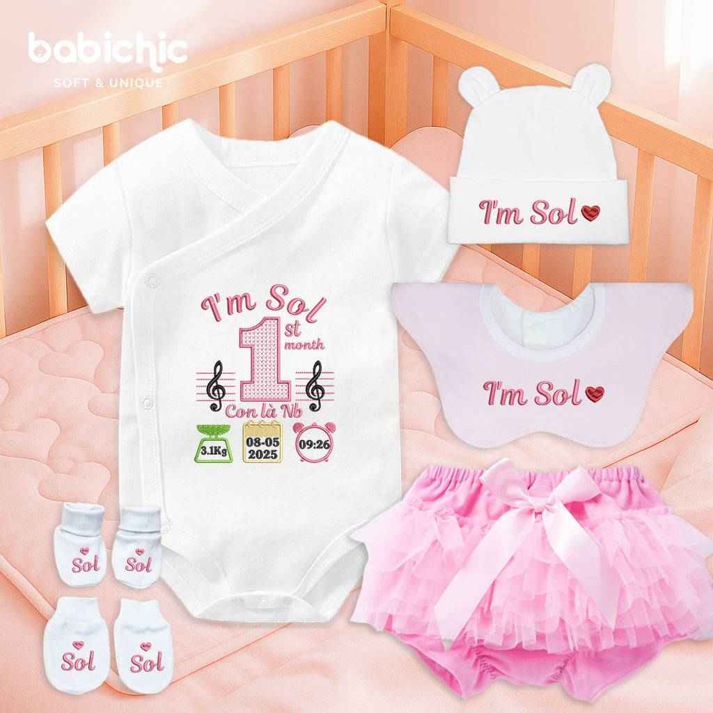 Set đồ đầy tháng bé gái thêu tên cá nhân hóa – Bodysuit “I’m Sol”, họa tiết nốt nhạc, 1st month & thông số sinh