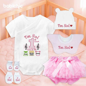 Set đồ đầy tháng bé gái thêu tên cá nhân hóa – Bodysuit “I’m Sol”, họa tiết nốt nhạc, 1st month & thông số sinh