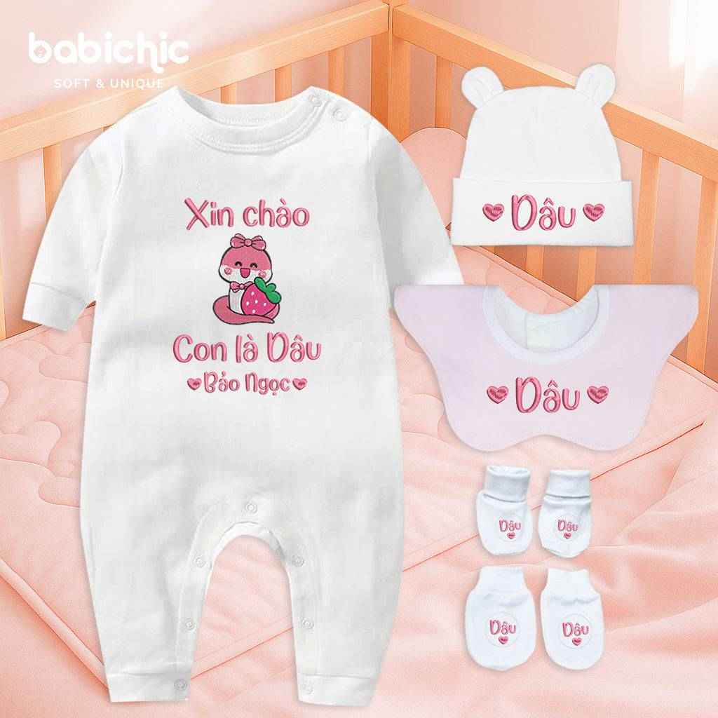 Set quà đầy tháng bé gái thêu tên riêng siêu dễ thương – Mẫu “Con là Dâu – Bảo Ngọc”, hình rắn ôm trái dâu
