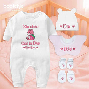 Set quà đầy tháng bé gái thêu tên riêng siêu dễ thương – Mẫu “Con là Dâu – Bảo Ngọc”, hình rắn ôm trái dâu