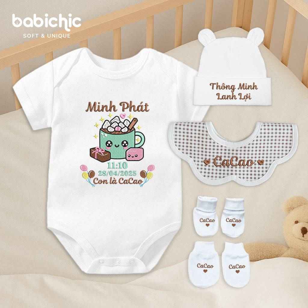 Quà tặng đầy tháng cá nhân hóa cho bé trai – Bodysuit thêu tên “Con là Cacao”, hình ly cacao cute