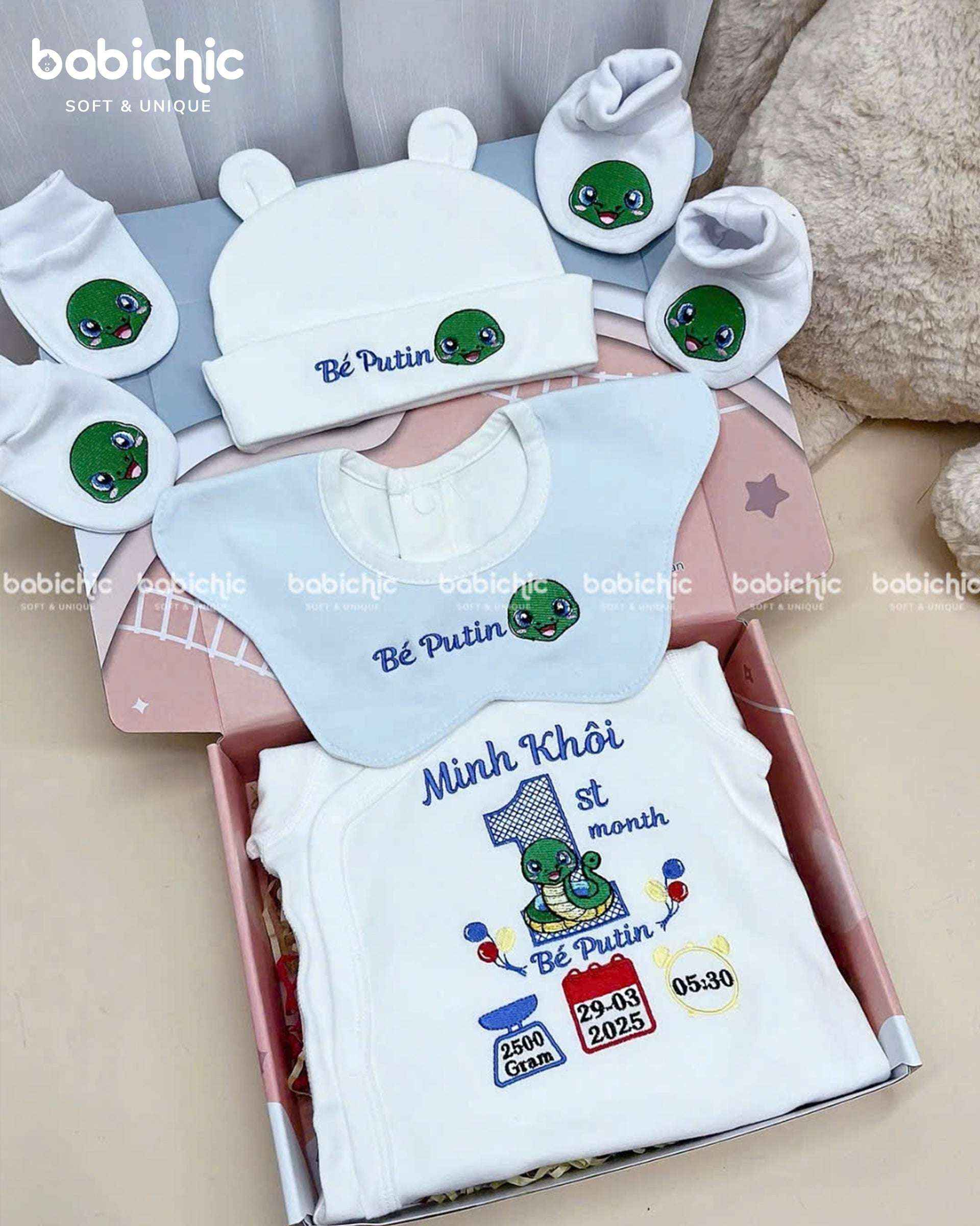Set sơ sinh thêu tên “Huy Đăng – Ken” – Quà đầy tháng bé trai sinh năm rắn, phối xanh nước biển cá tính