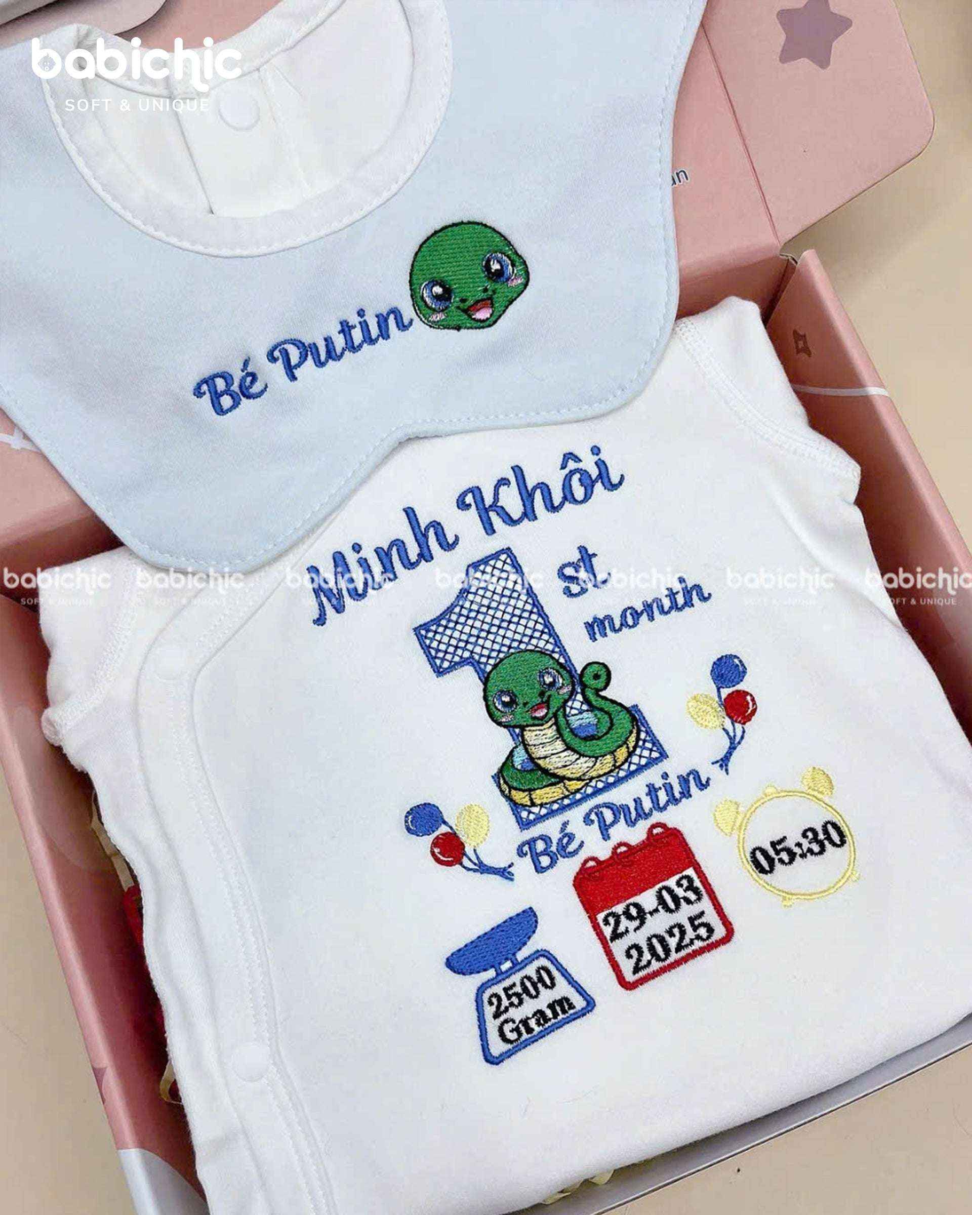 Set sơ sinh thêu tên “Huy Đăng – Ken” – Quà đầy tháng bé trai sinh năm rắn, phối xanh nước biển cá tính