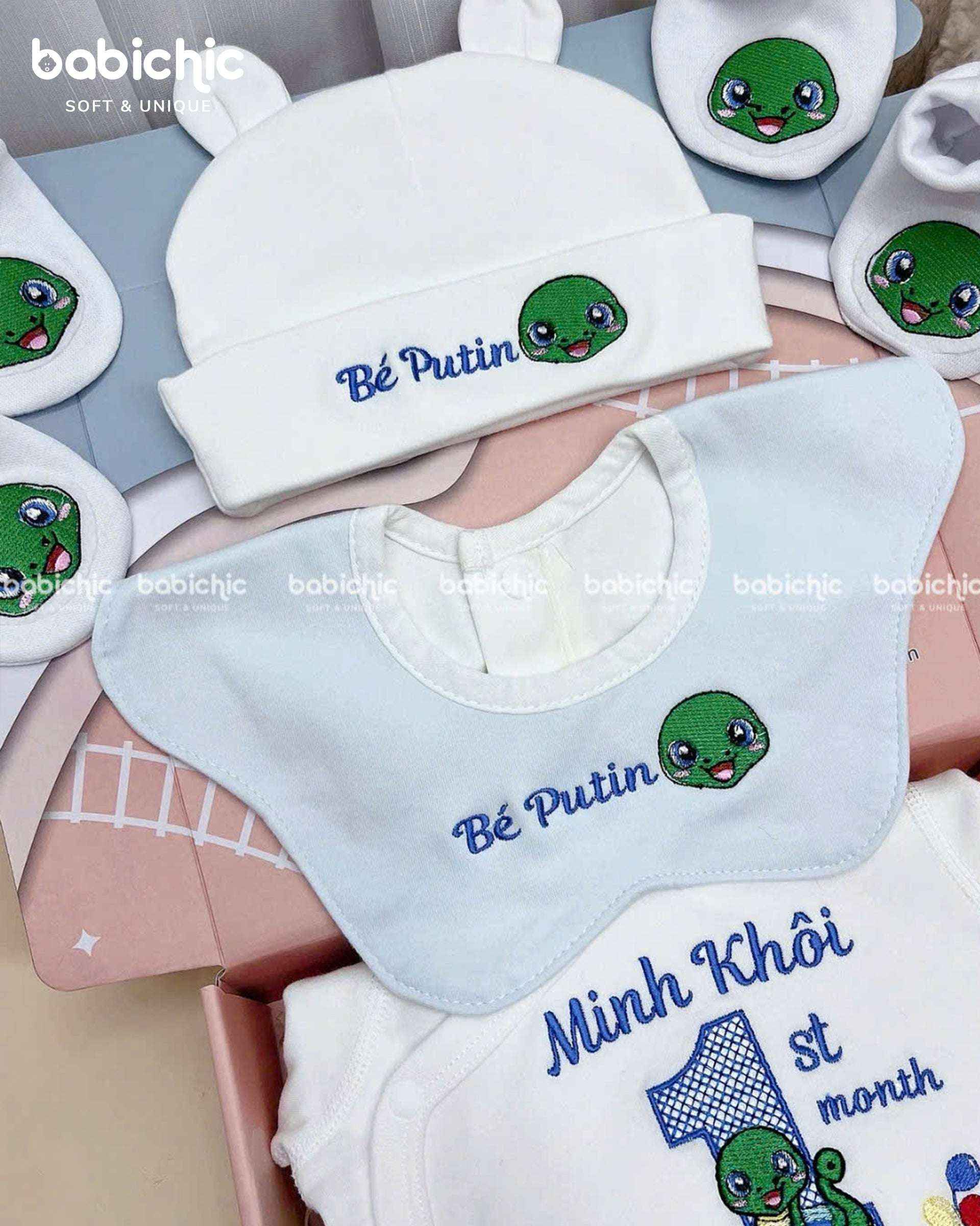 Set sơ sinh thêu tên “Huy Đăng – Ken” – Quà đầy tháng bé trai sinh năm rắn, phối xanh nước biển cá tính