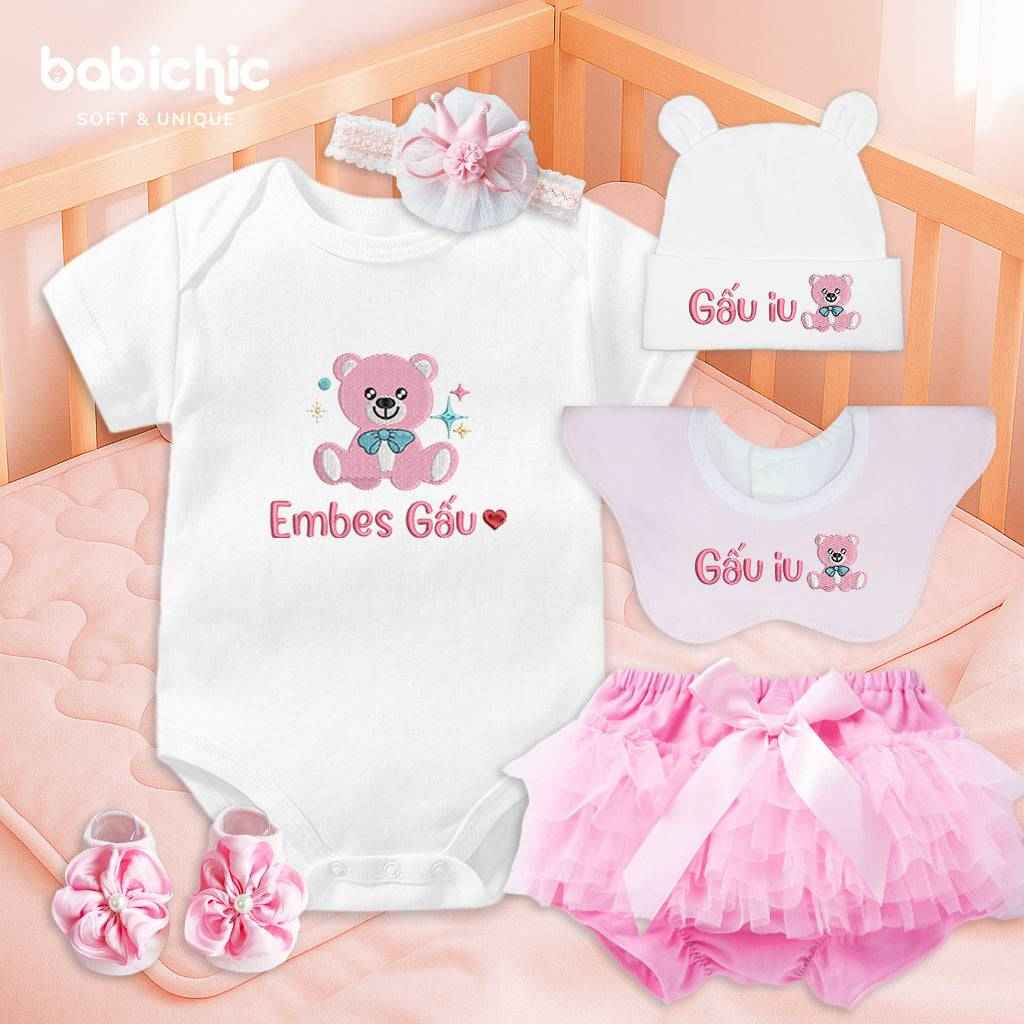 Set quà đầy tháng bé gái cá nhân hóa hình gấu – Mẫu “Embes Gấu”, thêu gấu bông hồng siêu cưng
