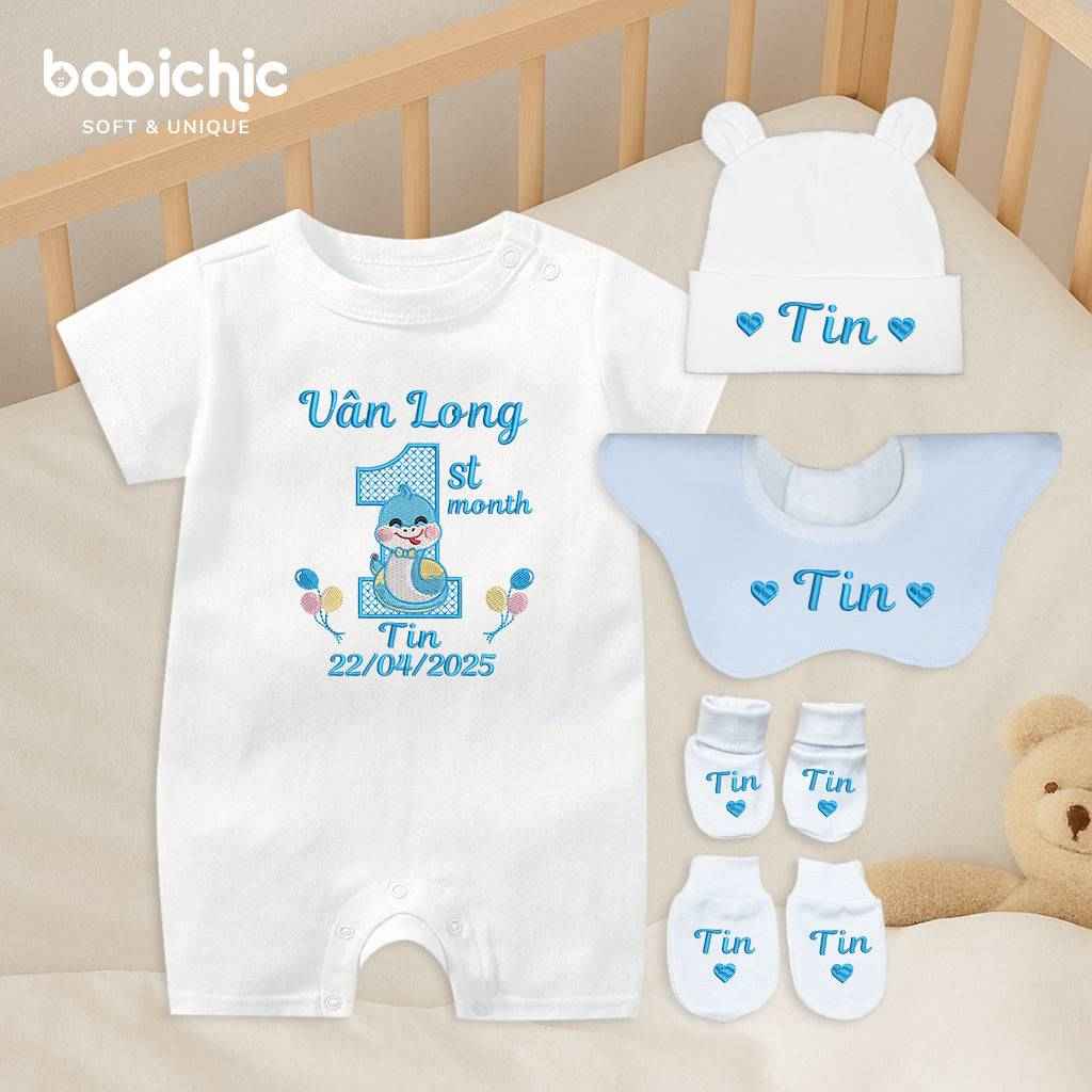 Set quà đầy tháng cá nhân hóa cho bé trai – Bodysuit thêu tên “Vân Long – Tin”, hình rắn 1st month
