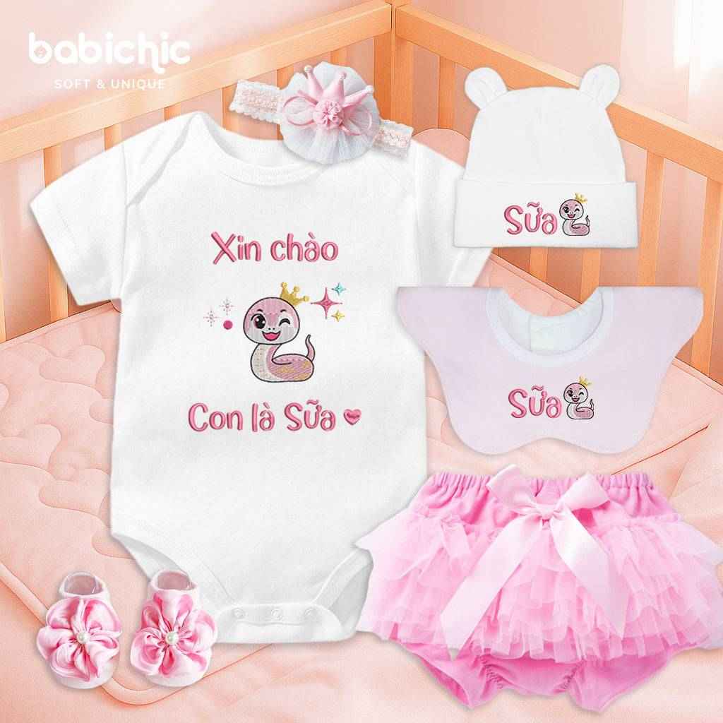 Set đồ đầy tháng bé gái cá nhân hóa hình rắn dễ thương – Mẫu “Con là Sữa” thêu rắn hồng đội vương miện