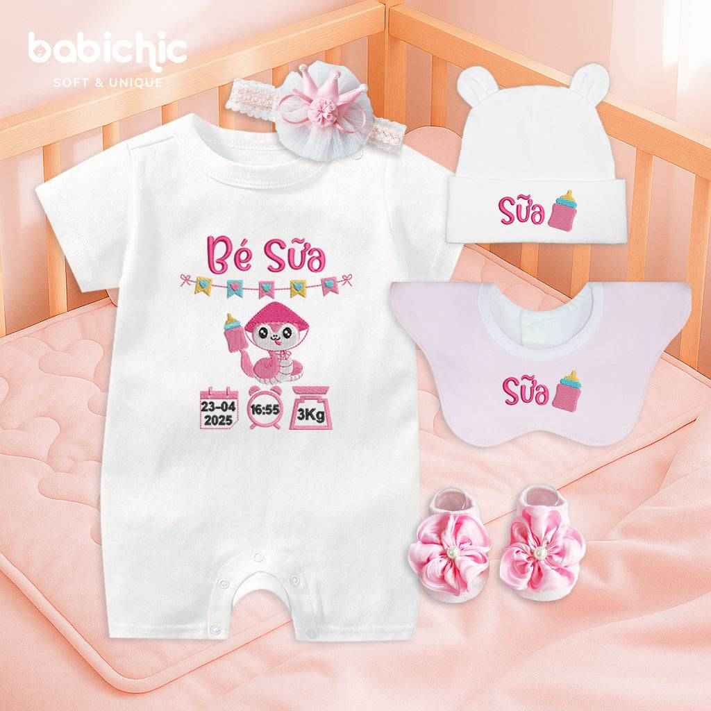 Set đồ đầy tháng bé gái thêu tên & thông số sinh cá nhân hóa – Mẫu “Bé Sữa”, hình rắn hồng siêu dễ thương