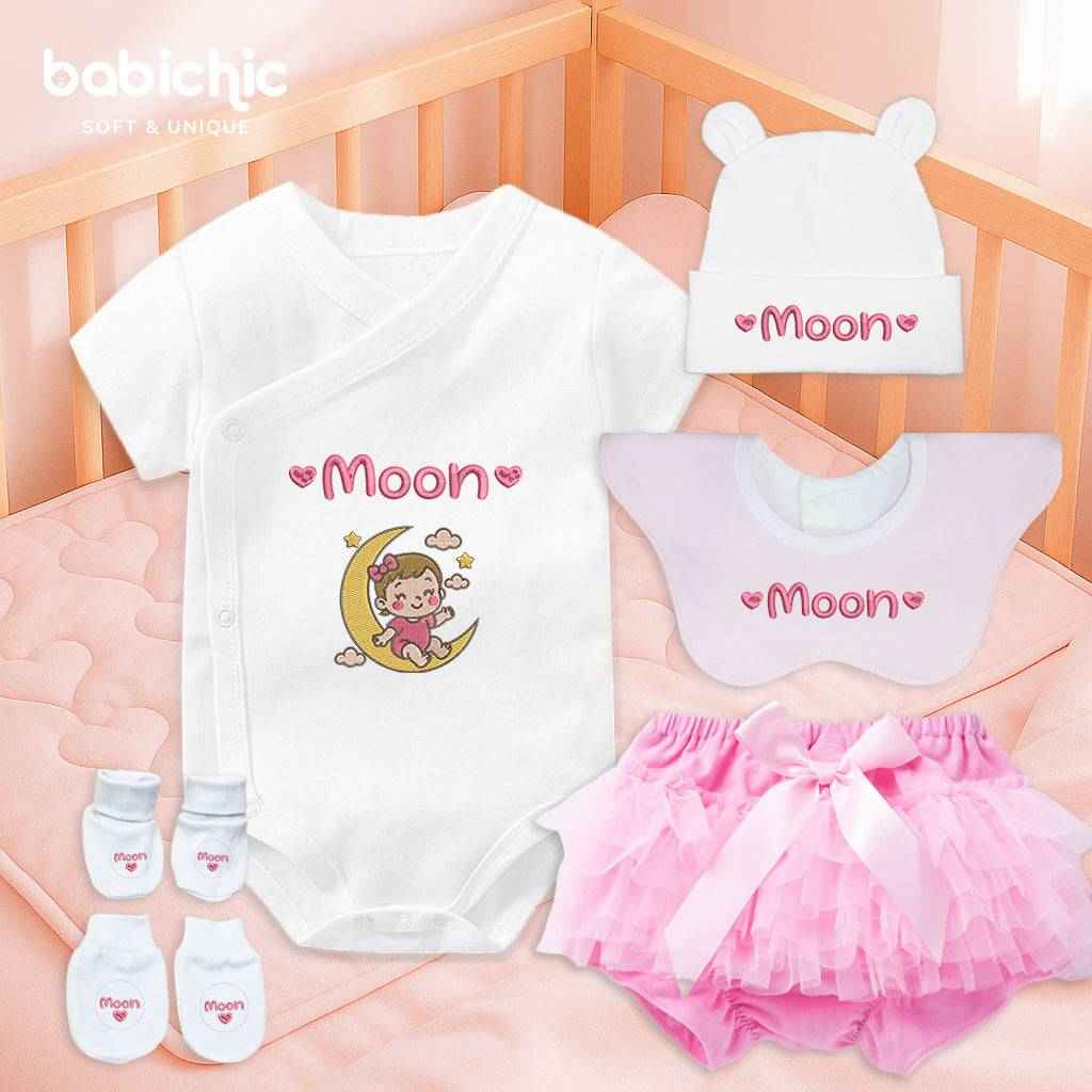 Set đồ đầy tháng bé gái cá nhân hóa thêu tên riêng dễ thương – Mẫu “Moon”, hình bé gái ngồi trăng vàng