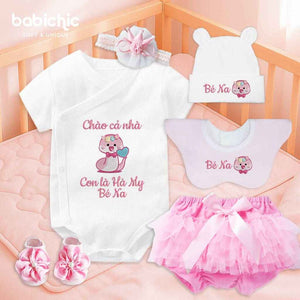 Set quà đầy tháng bé gái cá nhân hóa thêu tên riêng – Mẫu “Con là Hà My – Bé Na”, hình rắn hồng cute
