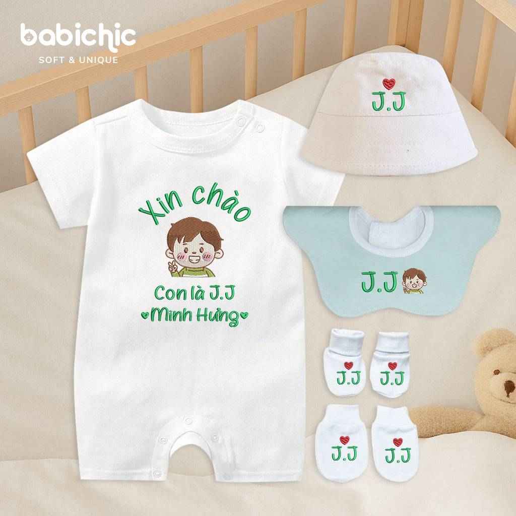 Set đồ sơ sinh đầy tháng cá nhân hóa cho bé trai – Thêu tên “Con là J.J”, hình bé trai cute