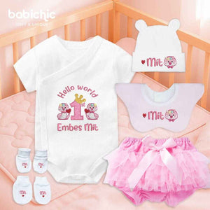 Set đồ đầy tháng bé gái thêu tên riêng & mốc 1st month – Mẫu “Embes Mít” hình rắn hồng cute