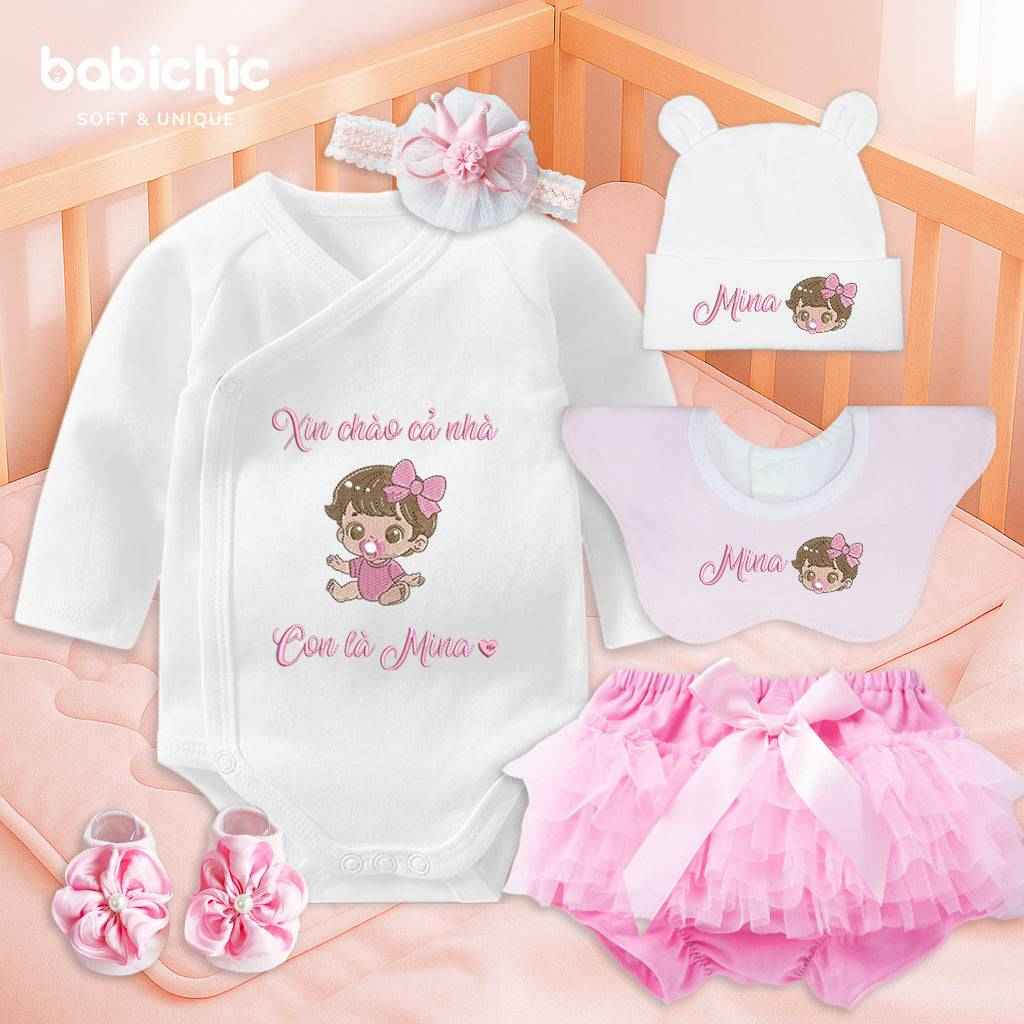 Set đồ đầy tháng cho bé gái thêu tên & hình bé cá nhân hóa – Mẫu “Con là Mina” siêu xinh