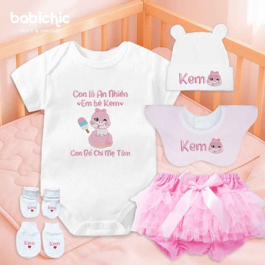 Set quà đầy tháng bé gái thêu tên riêng hình dễ thương – Mẫu “Em bé Kem – An Nhiên”, thêu rắn hồng & cây kem
