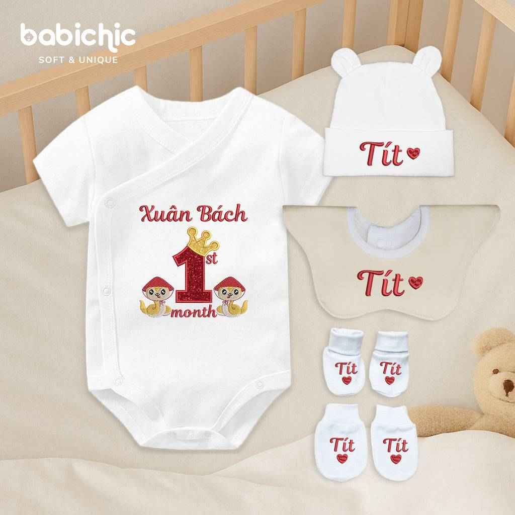 Quà đầy tháng bé trai sơ sinh cá nhân hóa – Bodysuit thêu tên “Xuân Bách”, hình rắn & 1st month