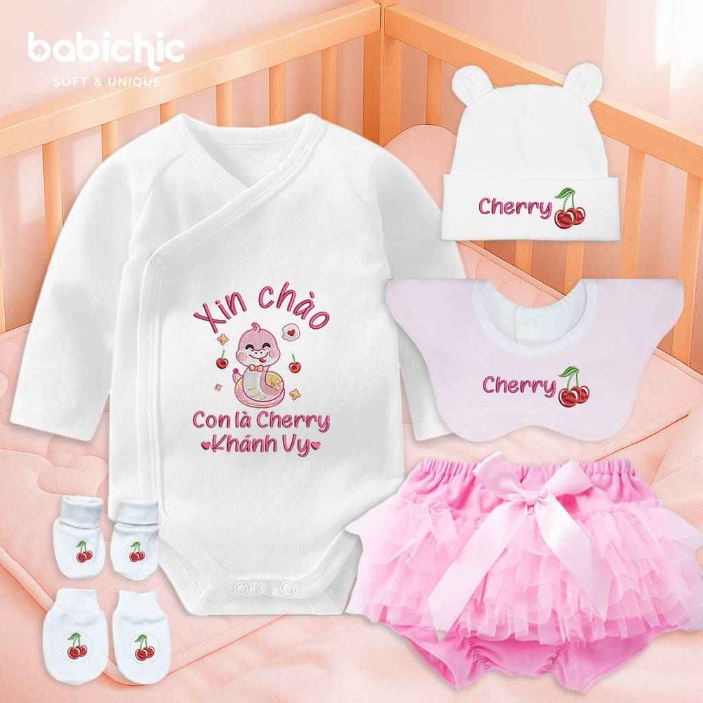 Set quà đầy tháng bé gái cá nhân hóa hình trái cây dễ thương – Mẫu “Cherry – Khánh Vy” thêu rắn hồng & quả cherry