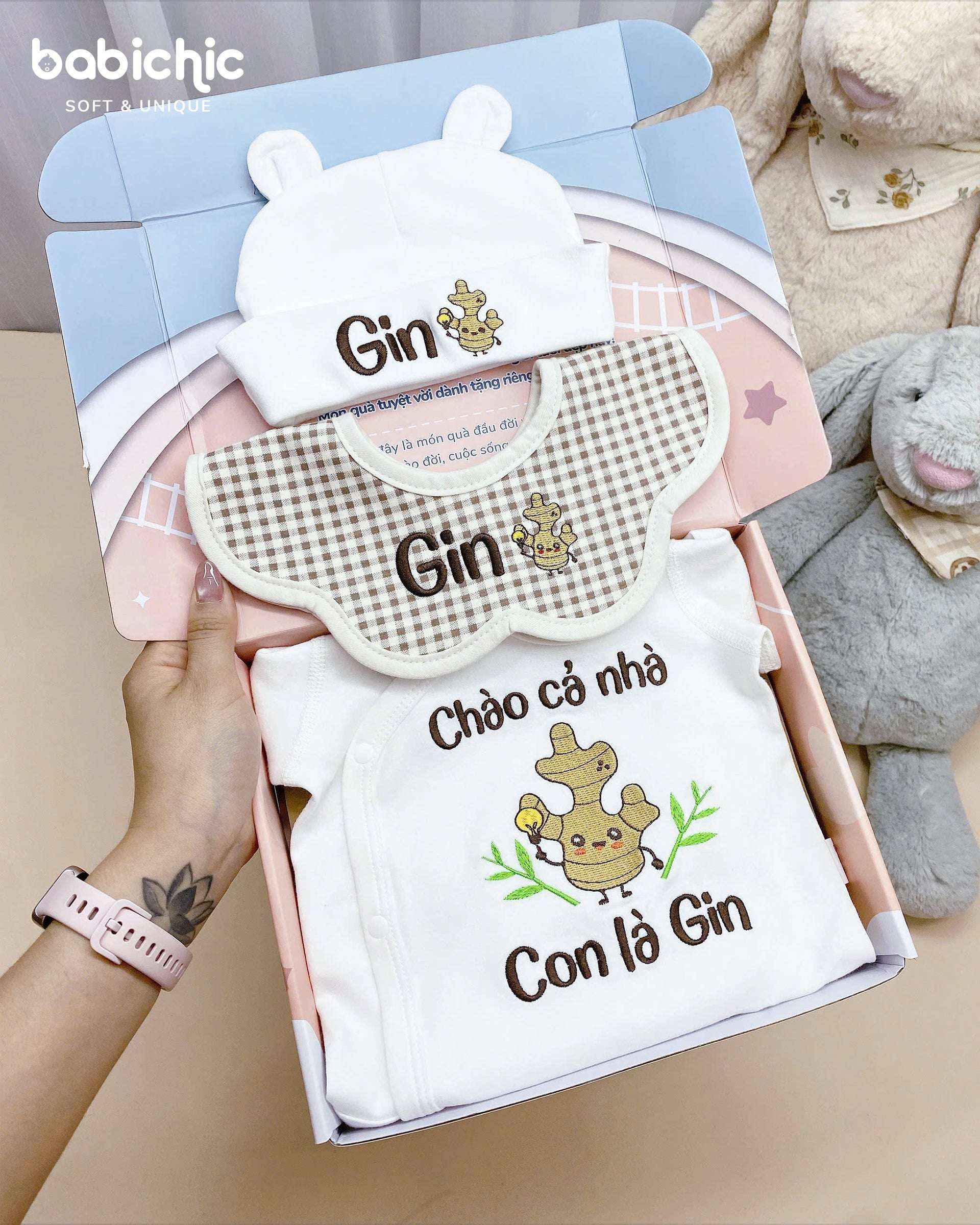 Bodysuit sơ sinh cho bé trai – Thêu tên “Con là Gin”, hình củ gừng dễ thương – Quà đầy tháng cá nhân hóa