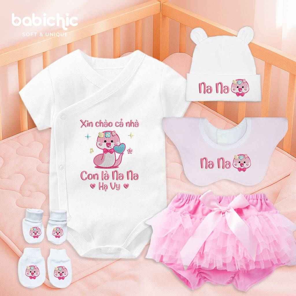 Bodysuit đầy tháng bé gái thêu tên theo yêu cầu – Mẫu “Nana – Hạ Vy” hình rắn dễ thương, tone hồng