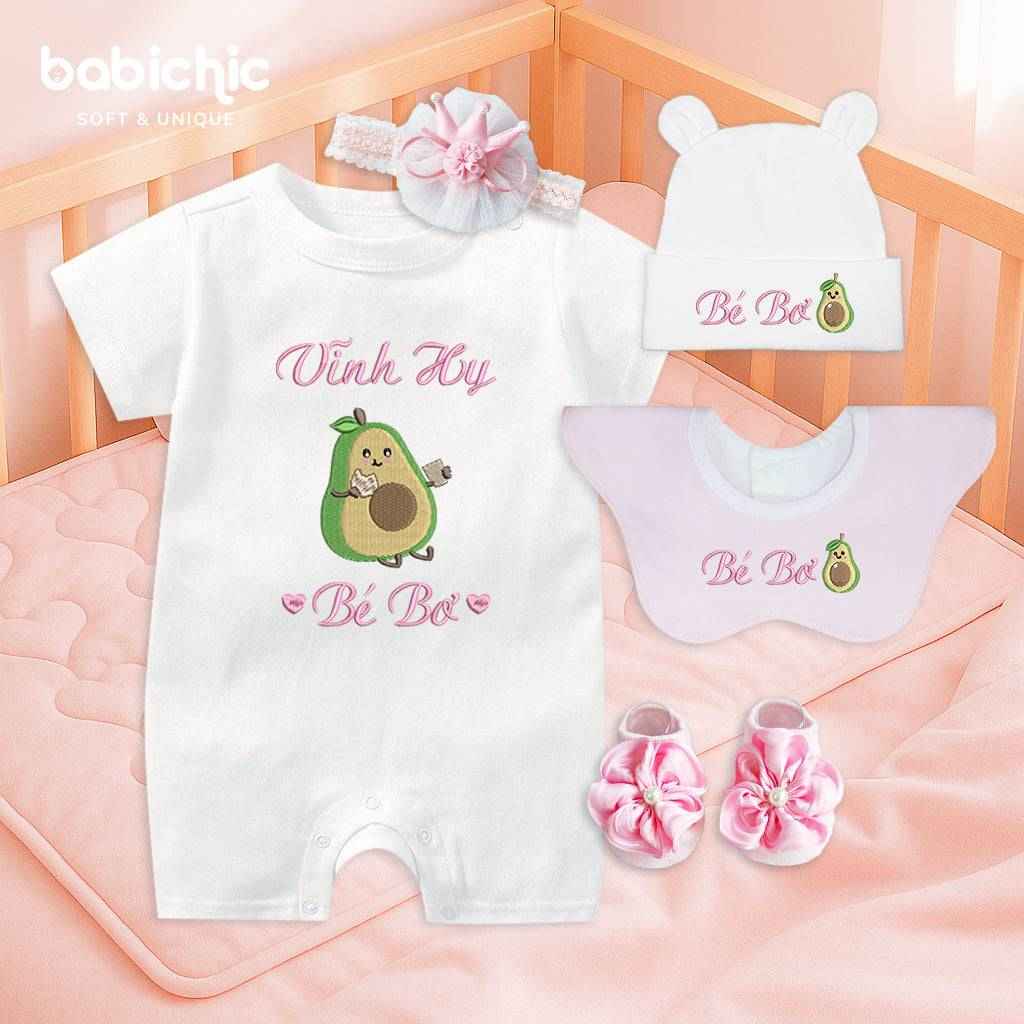 Set đồ đầy tháng bé gái thêu tên & hình trái cây cá nhân hóa – Mẫu “Vĩnh Hy – Bé Bơ”, họa tiết quả bơ siêu dễ thương