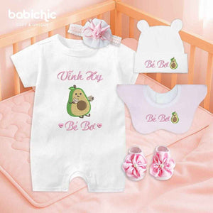 Set đồ đầy tháng bé gái thêu tên & hình trái cây cá nhân hóa – Mẫu “Vĩnh Hy – Bé Bơ”, họa tiết quả bơ siêu dễ thương