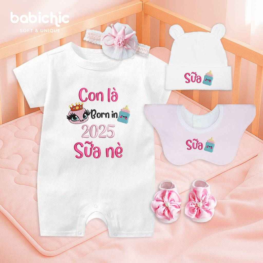Set quà đầy tháng bé gái cá nhân hóa hiện đại & đáng yêu – Mẫu “Sữa Nè – Born in 2025”, hình bình sữa đội vương miện
