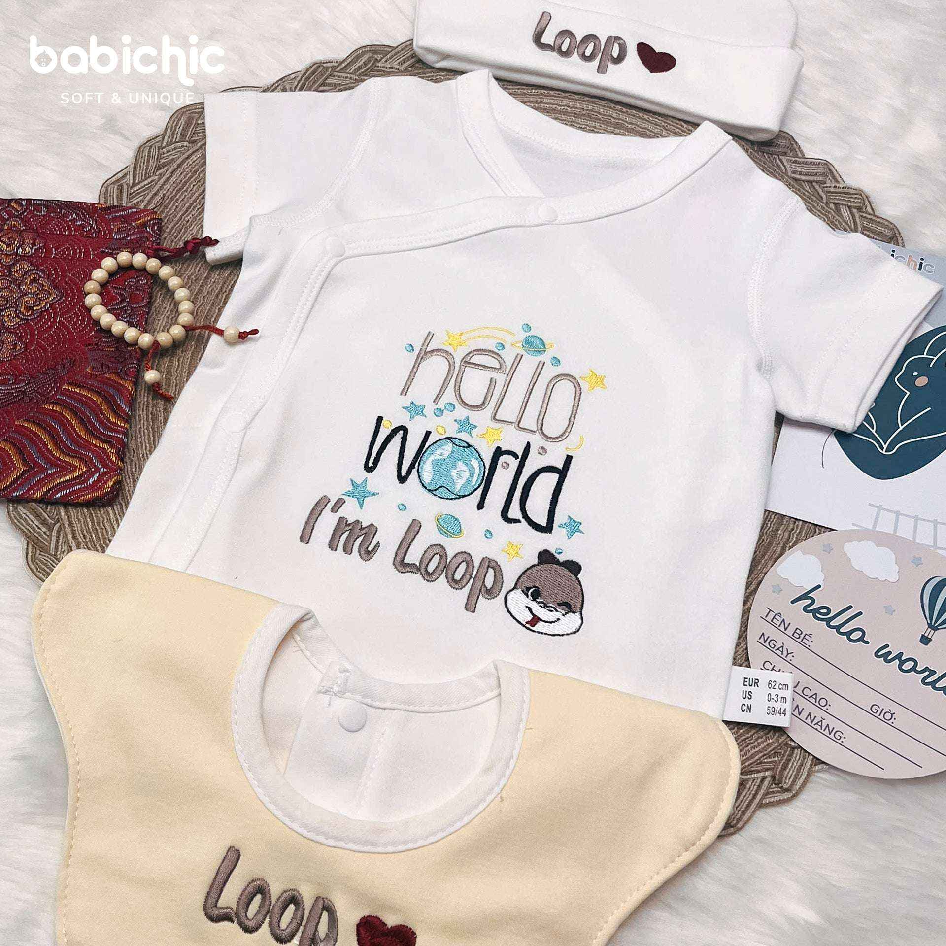 Bodysuit cá nhân hóa cho bé trai sơ sinh đầy tháng – Mẫu “Hello World – I’m Loop”, hình rắn nâu cute