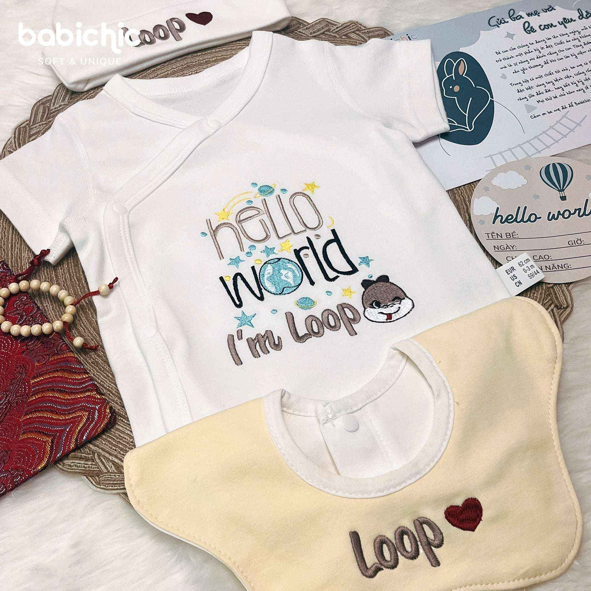 Bodysuit cá nhân hóa cho bé trai sơ sinh đầy tháng – Mẫu “Hello World – I’m Loop”, hình rắn nâu cute
