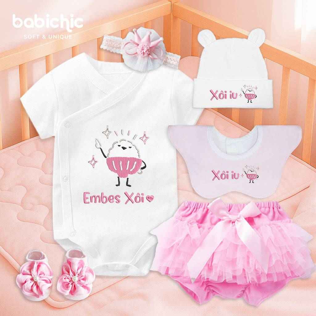 Set quà đầy tháng bé gái truyền thống cách điệu cá nhân hóa – Mẫu “Embes Xôi” thêu hình chén xôi hoạt hình