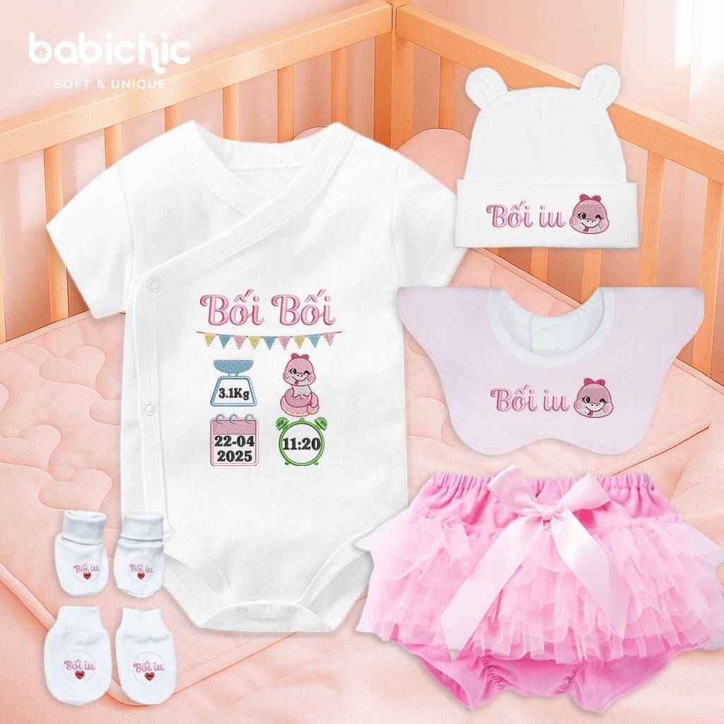 Set quà đầy tháng bé gái thêu tên & thông số sinh cá nhân hóa – Mẫu “Bối Bối” hình rắn hồng dễ thương