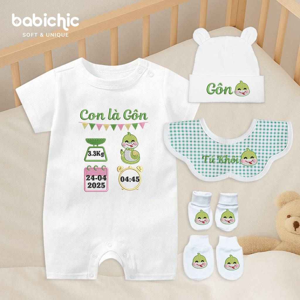 Set quà đầy tháng sơ sinh thêu tên bé trai theo yêu cầu – Bodysuit “Con là Gôn”, hình rắn xanh lá + thông số sinh