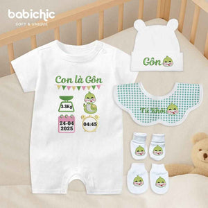Set quà đầy tháng sơ sinh thêu tên bé trai theo yêu cầu – Bodysuit “Con là Gôn”, hình rắn xanh lá + thông số sinh