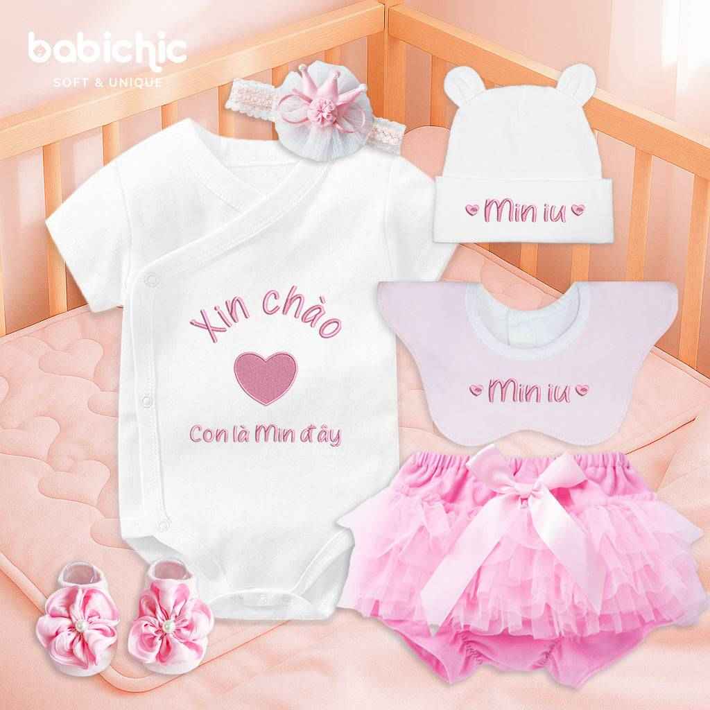 Set đồ đầy tháng bé gái cá nhân hóa dễ thương – Mẫu “Min iu” hình trái tim hồng