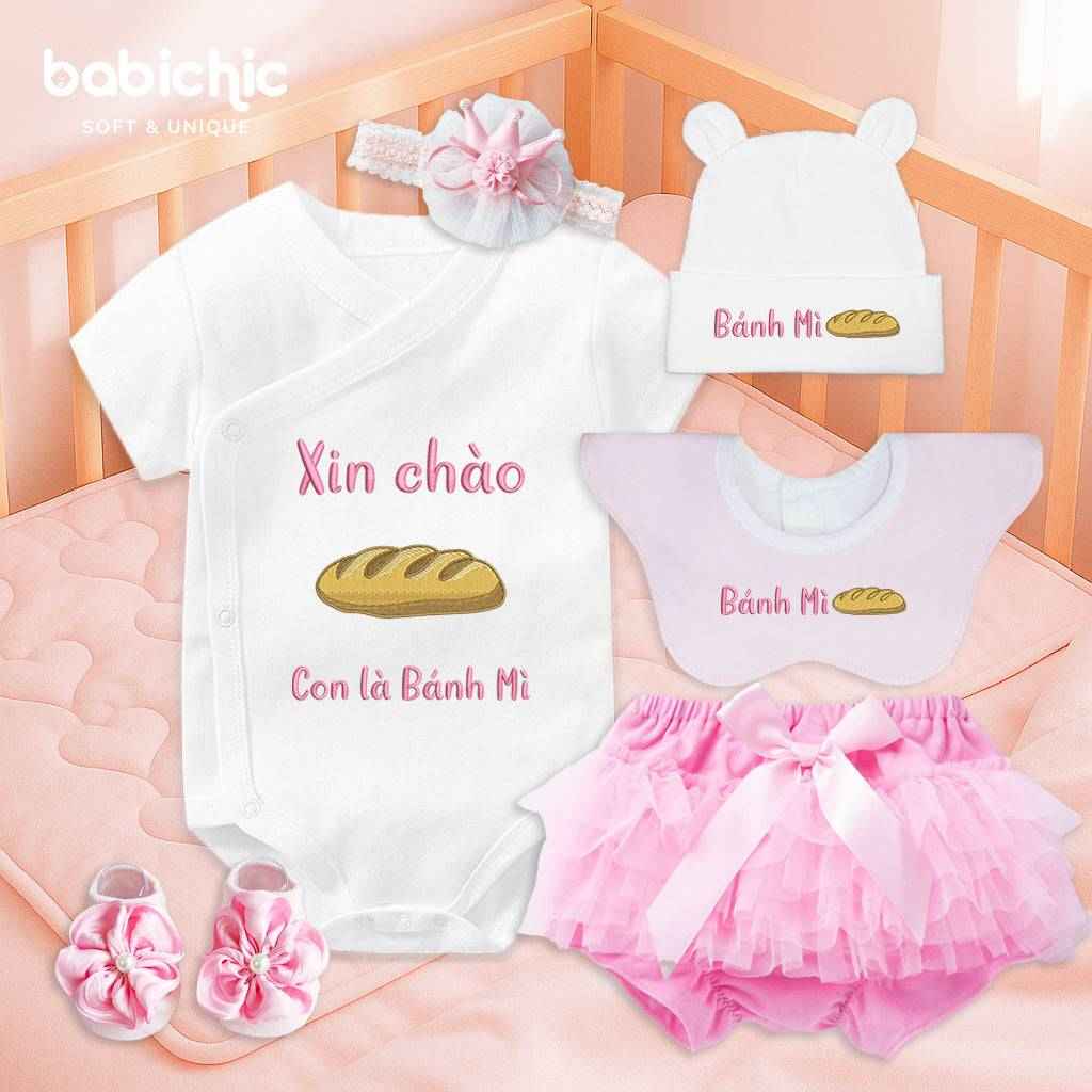 Set quà đầy tháng bé gái cá nhân hóa – Mẫu “Con là Bánh Mì” hình thêu bánh mì