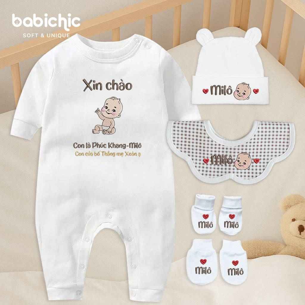 Set quà thêu tên cho bé trai - Phúc Khang - Milo - Cotton Organic, Hình Em Bé & Tên Bố Mẹ, Tone Nâu Đen, Quà Đầy Tháng Cá Nhân Hóa