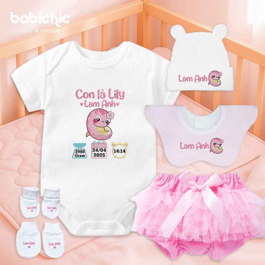 Quà tặng đầy tháng bé gái dễ thương – Set đồ sơ sinh cá nhân hóa “Con là Lily – Lam Anh” hình rắn hồng & thông số sinh