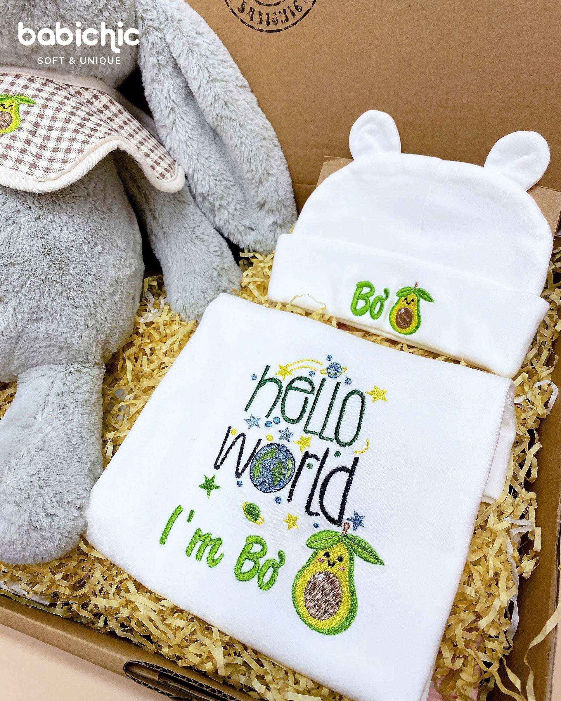 Set quà thêu tên cho bé trai - Bơ - Cotton Organic, Hình Trái Bơ, Tone Xanh Lá, Quà Đầy Tháng Bé Trai Cá Nhân Hóa
