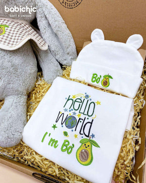 Set quà thêu tên cho bé trai - Bơ - Cotton Organic, Hình Trái Bơ, Tone Xanh Lá, Quà Đầy Tháng Bé Trai Cá Nhân Hóa