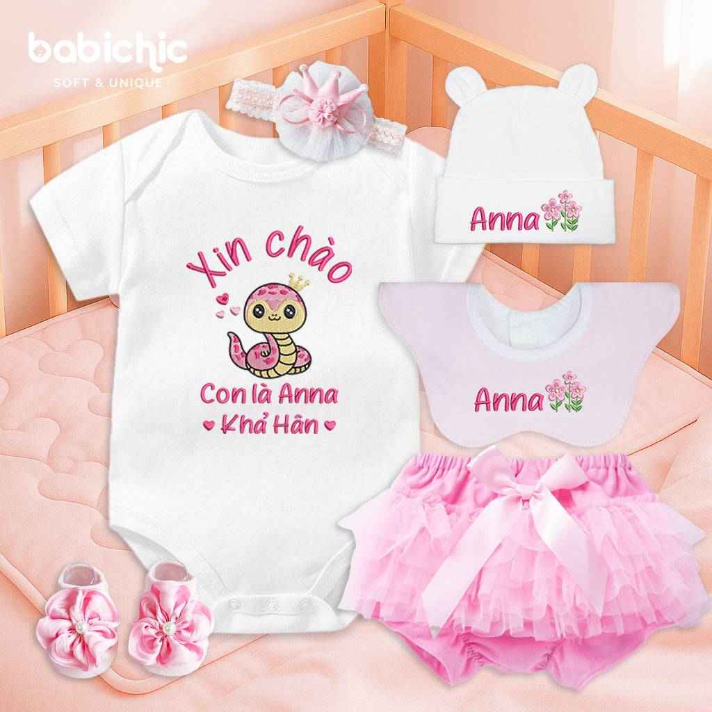 Set quà đầy tháng cá nhân hóa cho bé gái – Thêu tên Anna Khả Hân & hình rắn hồng