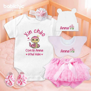 Set quà đầy tháng cá nhân hóa cho bé gái – Thêu tên Anna Khả Hân & hình rắn hồng