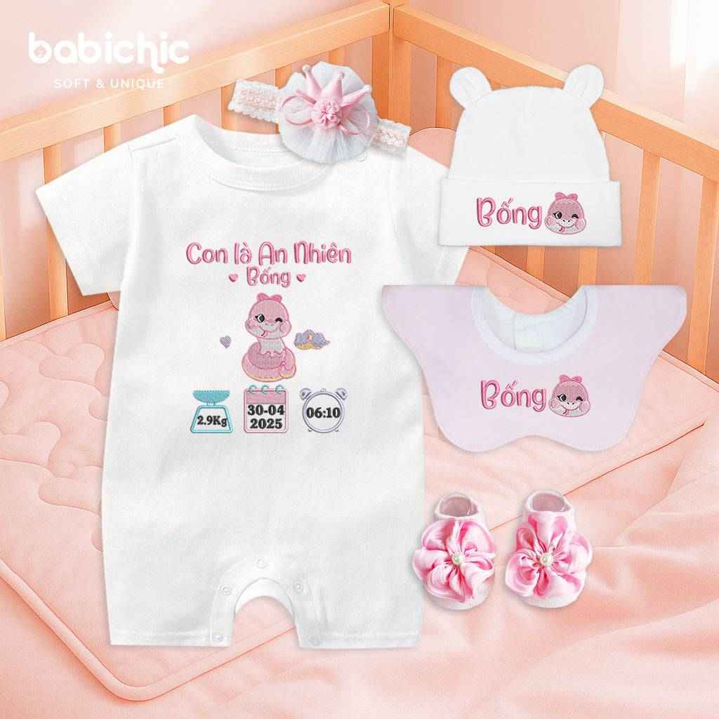 Set quà đầy tháng bé gái cá nhân hóa – Thêu tên An Nhiên & hình rắn hồng