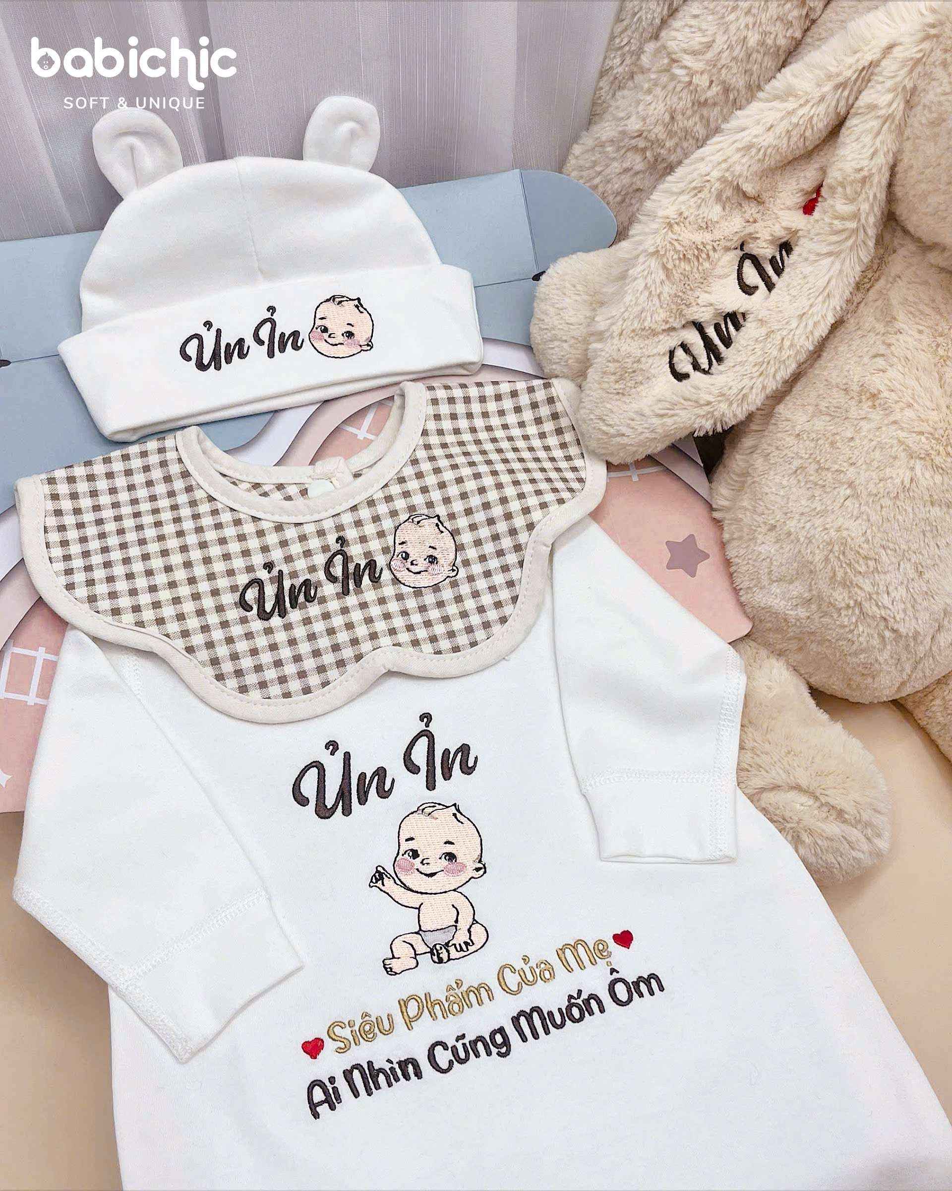 Set quà thêu tên cho bé trai - Phúc Khang - Milo - Cotton Organic, Hình Em Bé & Tên Bố Mẹ, Tone Nâu Đen, Quà Đầy Tháng Cá Nhân Hóa