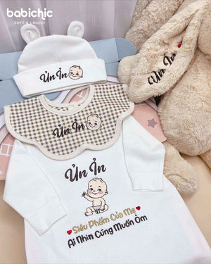 Set quà thêu tên cho bé trai - Phúc Khang - Milo - Cotton Organic, Hình Em Bé & Tên Bố Mẹ, Tone Nâu Đen, Quà Đầy Tháng Cá Nhân Hóa