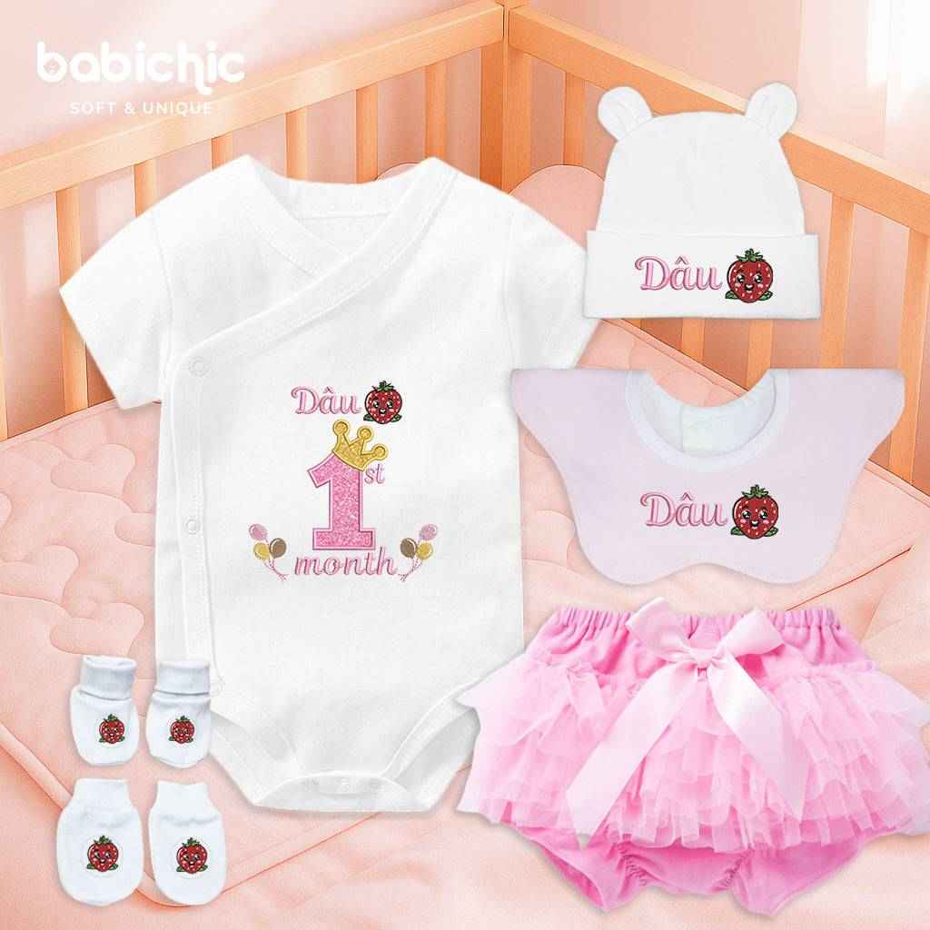 Set đồ sơ sinh đầy tháng bé gái – Thêu trái dâu & tên Dâu 1st Month