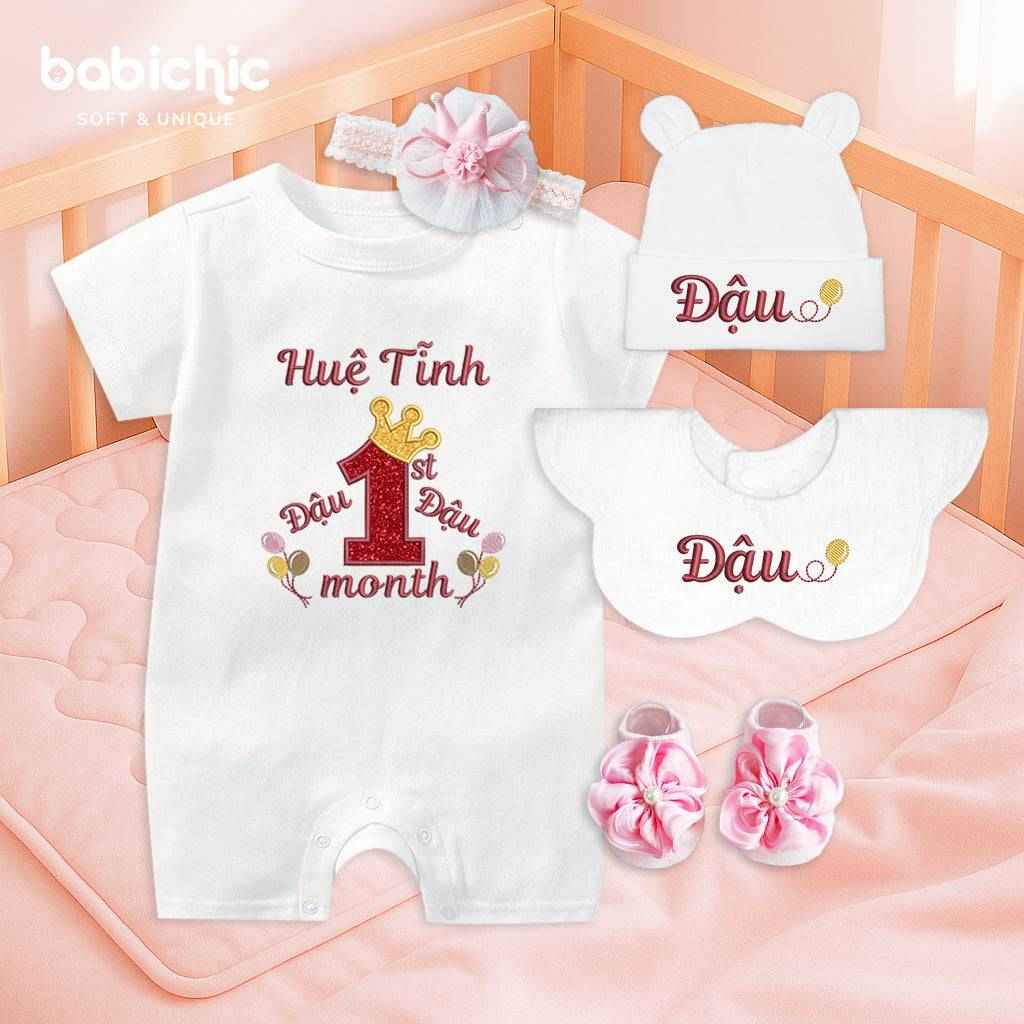 Set đồ sơ sinh đầy tháng bé gái – Thêu tên Đậu & dòng chữ 1st Month