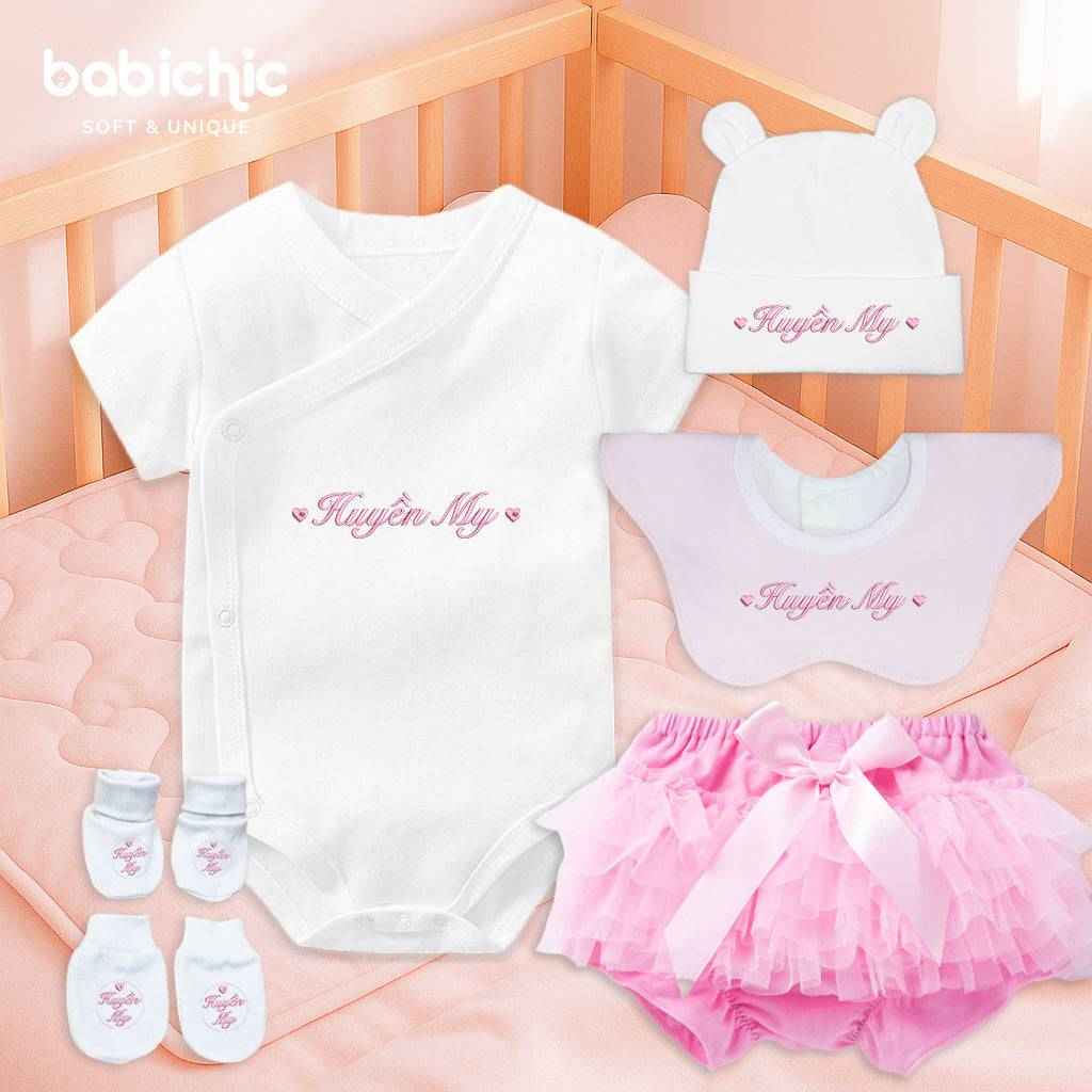 Set đồ sơ sinh thêu tên bé Huyền My – tone hồng pastel dễ thương cho lễ đầy tháng