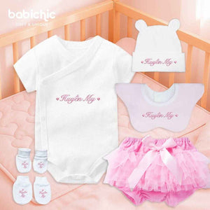 Set đồ sơ sinh thêu tên bé Huyền My – tone hồng pastel dễ thương cho lễ đầy tháng