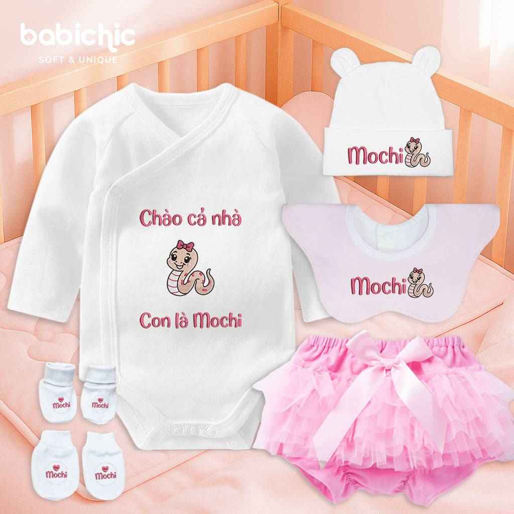 Set quần áo đầy tháng bé gái thêu tên “Mochi” – hình rắn hồng siêu dễ thương, thiết kế riêng cho bé yêu