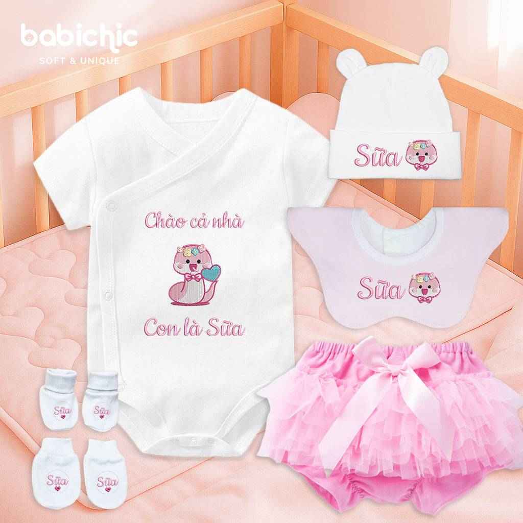 Set đồ đầy tháng bé gái thêu rắn hồng “Con là Sữa” – Tông pastel cá nhân hóa dễ thương