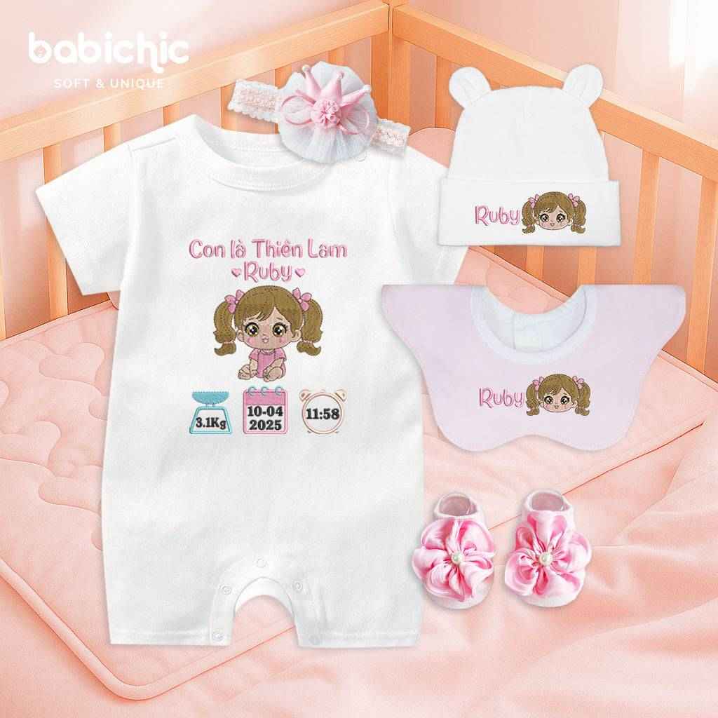 Set đầy tháng bé gái thêu tên Ruby & hình bé Thiên Lam – Quà sơ sinh cá nhân hóa dễ thương