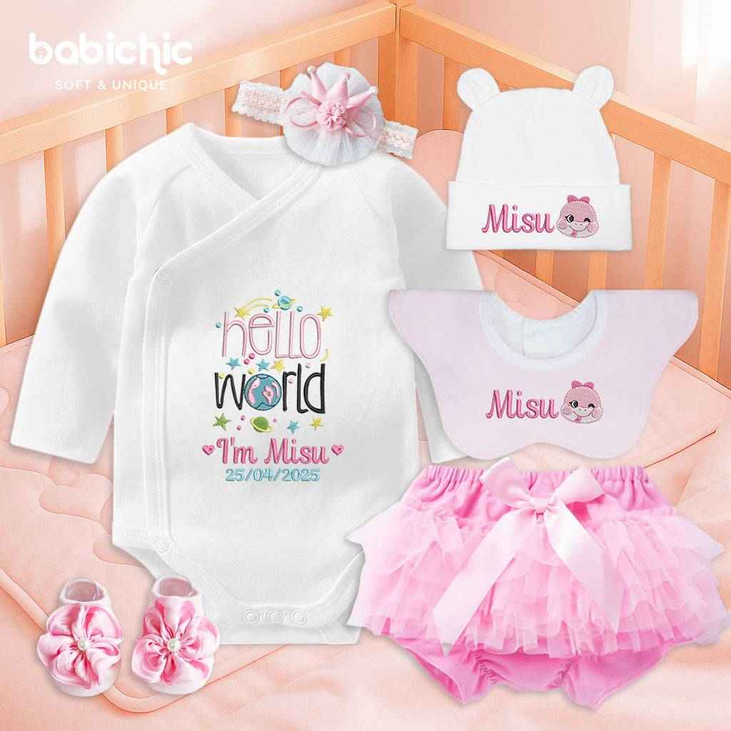 Set đầy tháng bé gái thêu Hello World & tên Misu – Thiết kế kỷ niệm sinh nhật đầu tiên siêu yêu